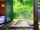 【Room B 露天風呂付き離れ】湯あたりがとても柔らかい天然温泉かけ流しの露天風呂(一例)