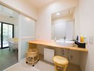 【Room B 露天風呂付き離れ】白と木を基調としたデザインとなっております(一例)