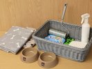 【客室アメニティー】フードボウル・ワンちゃん用トイレなどもご用意いたしております(一例)
