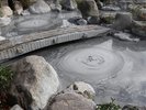 【地獄巡り:鬼石坊主地獄】灰色の熱泥が沸騰する様子が坊主頭に似ていることから由来(一例)