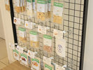 【フロントロビー】お土産にもオススメ!ワンちゃん用ごはんの販売もございます(一例)