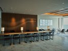 ◆レセプション|エントランスから専用エレベーターで最上階へ。水天一碧の情景が広がる。(8F)