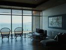 ◆湯上りサロン|フリードリンクに喉を潤し、テラスで風に吹かれながら海を眺める。
