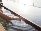 ◆足湯|最上階に位置するテラスでは、相模湾を望みながらの足湯を堪能。