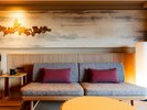 ◆デラックスルーム(和タイプ)|温かな色味を基調とした家具を揃えている。