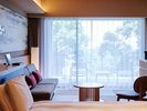 ◆デラックスルーム高層階(和タイプ)|窓の景色と和の設えが調和する、癒やしの間。