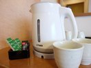 【湯沸かしポット】各お部屋にございます。