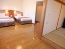 【和洋室】ベッド2台と8畳の和室がついたお部屋です。