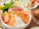 【朝食バイキング】お好きなネタをお好きなだけのせられる海鮮のっけ丼。
