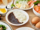 【朝食バイキング】当ホテル自慢のこだわりスパイスのブラックカレーをぜひご賞味ください。