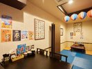 【きじむなぁの家】テーブル席とカウンター席、座敷もご用意しております。