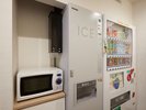 ソフトドリンクの自動販売機や製氷機、電子レンジがございます。