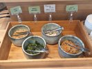 【自慢・日替り】一品料理コーナー。もちろん全て手作りです。器は「松代焼き」を使用。