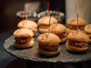 【朝食ビュッフェ】朝食ブッフェ名物、朝カツ!『GBとんかつバーガー』揚げたてのとんかつ新宿さぼてん