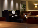 【バー&ラウンジ】多彩なコンテンツが内蔵された自動演奏機能付きピアノ(YAMAHA | YUS1ENST)も設置