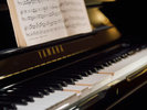 【バー&ラウンジ】多彩なコンテンツが内蔵された自動演奏機能付きピアノ(YAMAHA | YUS1ENST)も設置