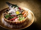 【舟盛り】「獲れたて」の魚介は焼いても刺身でも「生命力」を感じるほどの弾力と旨味。