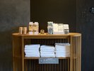 【アメニティ】ヘアブラシ・カミソリ・ヘアゴム・コットン・綿棒はアメニティバーからお取りください。