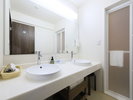 【客室設備一例】大きな洗面台で住まうようにご宿泊頂けます。洗濯機完備。