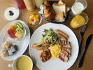 【朝食イメージ】スクランブルエッグ・厚切りベーコンなど豊富なメニューを取り揃えております。