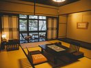 本館と階段でつながる翠嵐御坊にあり、レトロモダンな障子模様が印象的。