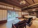 濡れ縁からは中庭と湯殿が見えます。