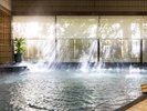 大浴場「花の湯」 | さわやかな朝の光に包まれて、広々とした大浴場で心も体もリフレッシュ。