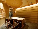 完全個室料亭「花海棠」 | 全席イスとテーブル席で、足元も楽にお過ごしいただけます。