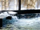 大浴場「花の湯」 | やわらかな湯音に癒されるひととき。静寂に包まれた湯処で心ほどける朝を。