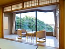 西館7階客室 | 有馬を一望する贅沢。眼下には石庭が広がり、有馬温泉の街並みが一望できます。(広縁)
