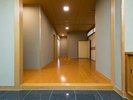 西館特別室 | 伝統的な本格和室。木材は国産天然無垢材で、壁材は本聚楽壁で仕上げております。(玄関)