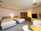 西館6階和洋室 | 約20uのゆとりあるベッドルームには、ツインベッドをご用意しております。(寝室)
