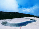 八幡平山頂にある鏡沼の雪解けが作り出す「八幡平ドラゴンアイ」と呼ばれる絶景