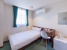 【客室】セミダブルルーム/120p幅ベッド×1台/2名様迄ご宿泊できます。
