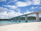 瀬底島まで車で35分