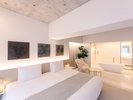 �yJr.�X�C�[�g���[���z�q���ʐ�57���ĂƂQ�̃o���R�j�[��L���锒�䉮�z�e���ő�̋q��