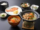 【朝食】日替わり陶板付和膳「鶏と茸とお野菜の陶板焼き」