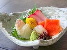新潟和牛の味噌焼き・ベニズワイ蟹のボイル足を贅沢にお造りは5種盛り、前菜も5種+先付と、華やか♪
