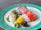 新潟和牛の味噌焼き・ベニズワイ蟹のボイル足を贅沢にお造りは5種盛り、前菜も5種+先付と、華やか♪