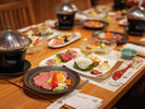 お食事は朝夜ともに母屋のお食事処の個室席をご用意いたします。