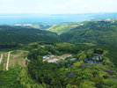【施設上空】山だけでなく、海も眺められる風光明媚な地。美しい緑に心も癒されるひと時を