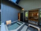 【なでしこ】露天風呂と内風呂。異なる雰囲気の2つの温泉を、自然の中で楽しむ贅沢。