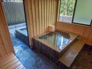 【なでしこ】内風呂と露天風呂が隣接。木の香りと、外の自然を感じながら贅沢な湯あみを。