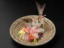 躍動感あふれる姿造り。波佐見焼の大皿に咲く、大村湾の鮮烈な旬の旨み。