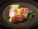 モダンな波佐見焼に、鮮やかに寄り添う旬の魚。洗練されたお造りの彩り。