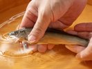 夏の訪れを告げる、清流の若鮎。生命力あふれる姿を、木桶の温もりと共に。