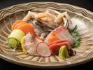 虹のような光を放つアワビの殻に、旬魚を。特別な夜にふさわしい、極上のおもてなし。