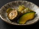 野菜本来の甘みを引き出す繊細な仕込み。身体に優しく染み渡る、里山の滋味。