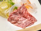 美しい霜降りが際立つ長崎和牛。口の中でほどける上質な脂と深いコク。