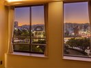 【もみじ】客室の窓辺から望む、夕暮れの原爆ドームと広島の街並み。
